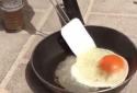 Dubai man cooks egg on road in sweltering heat